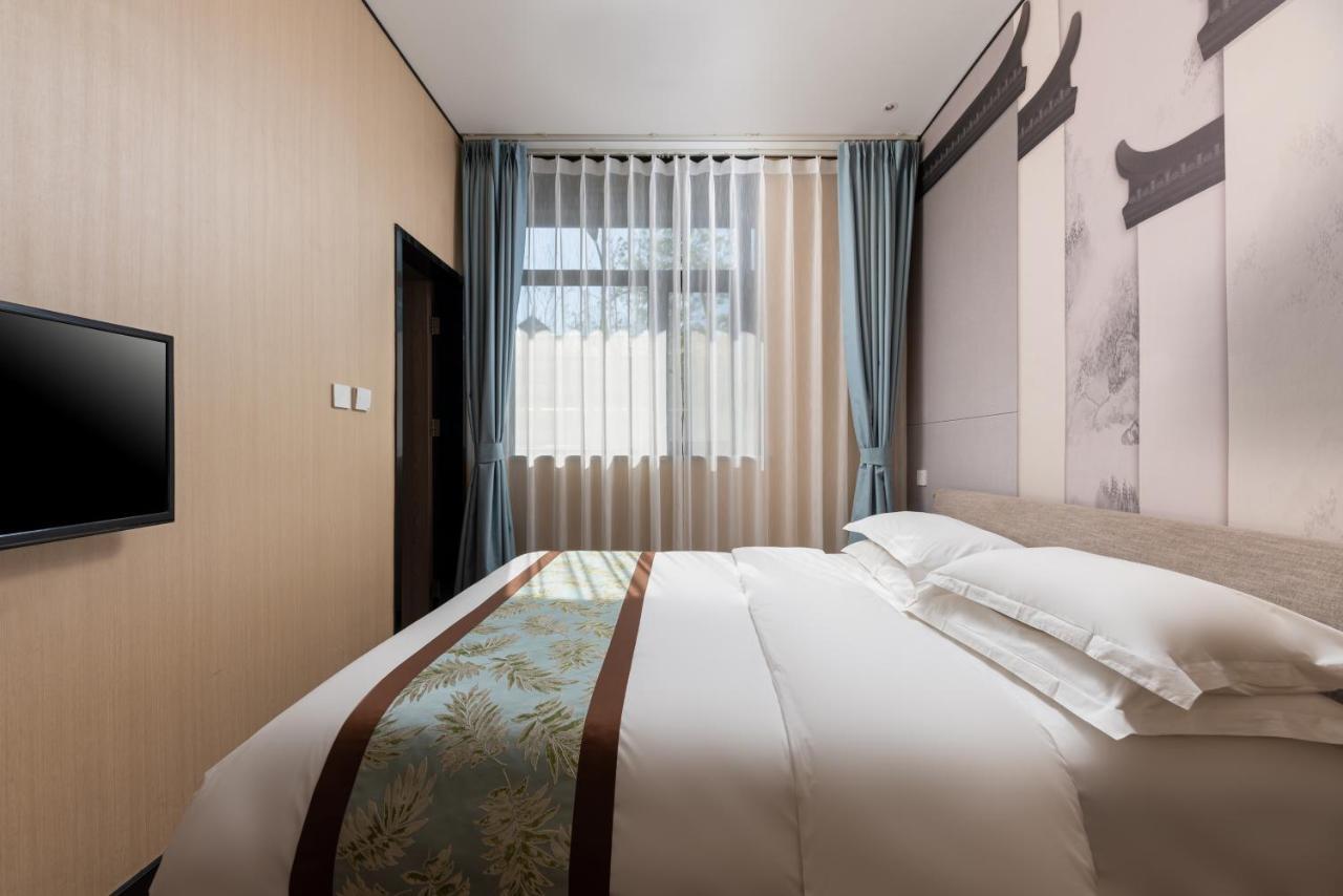 East Sacred Hotel ᴸᴱo---Foreign Accept---Tourism Service English-Speaking 丨 Near Tiananmen Forbidden City丨very Close To Metro Zhangzizhong And Beixinqiao 丨european Foot Ball English丨free Advance Tickets And Laundry Drying Service Coffee Snacks Пекин Екстериор снимка