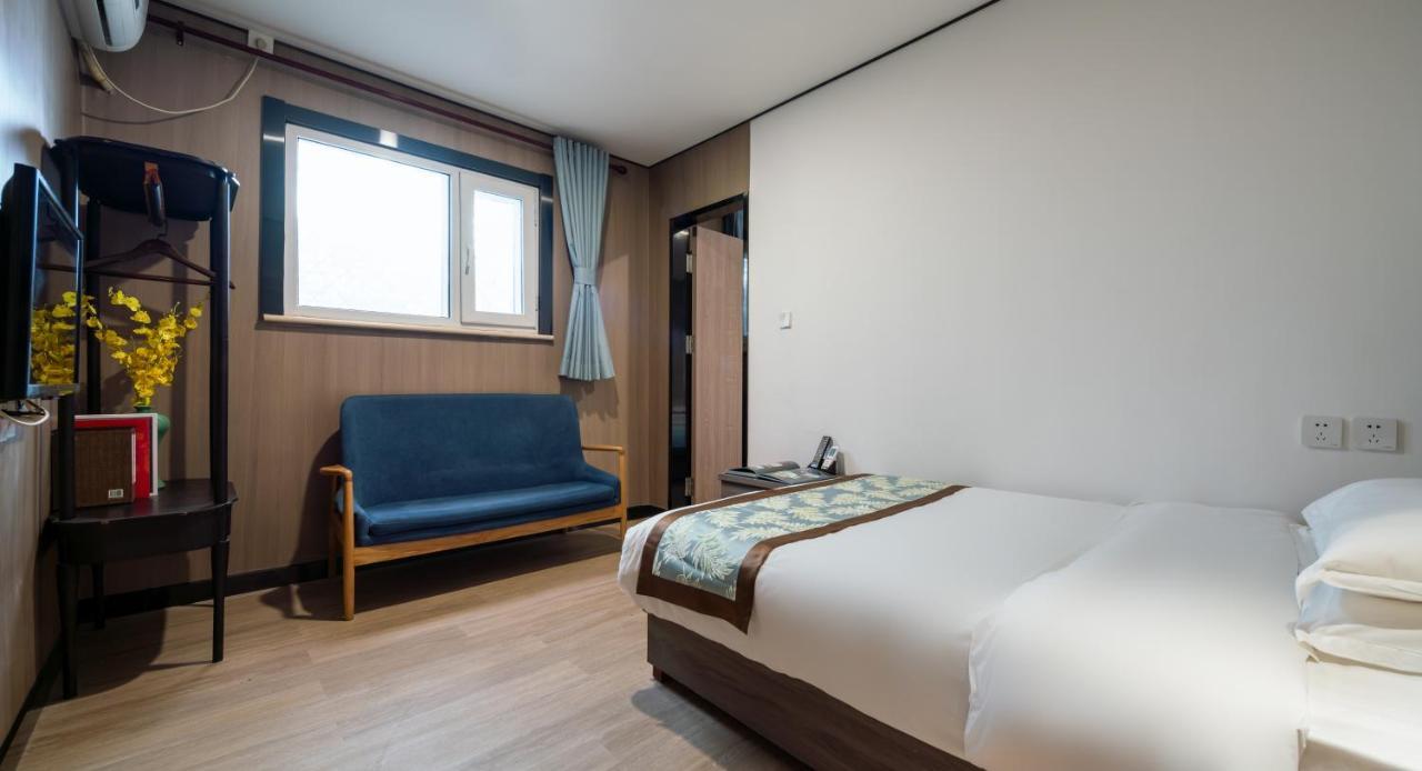 East Sacred Hotel ᴸᴱo---Foreign Accept---Tourism Service English-Speaking 丨 Near Tiananmen Forbidden City丨very Close To Metro Zhangzizhong And Beixinqiao 丨european Foot Ball English丨free Advance Tickets And Laundry Drying Service Coffee Snacks Пекин Екстериор снимка