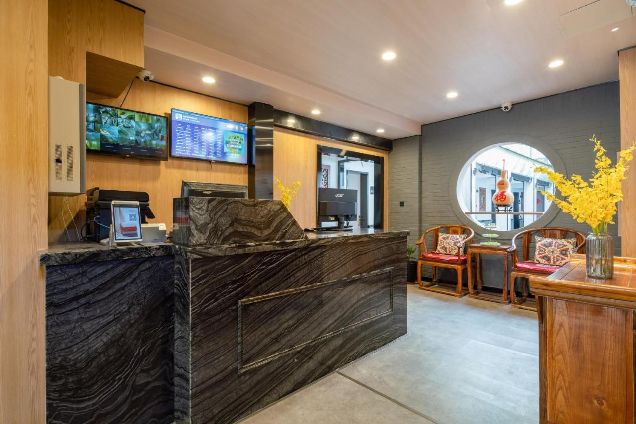 East Sacred Hotel ᴸᴱo---Foreign Accept---Tourism Service English-Speaking 丨 Near Tiananmen Forbidden City丨very Close To Metro Zhangzizhong And Beixinqiao 丨european Foot Ball English丨free Advance Tickets And Laundry Drying Service Coffee Snacks Пекин Екстериор снимка