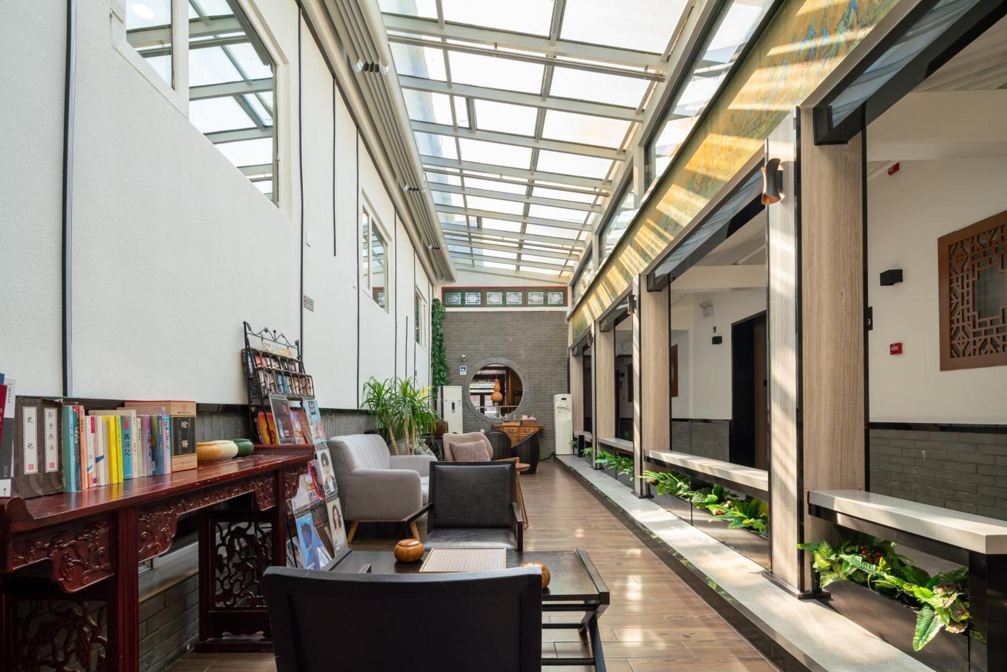 East Sacred Hotel ᴸᴱo---Foreign Accept---Tourism Service English-Speaking 丨 Near Tiananmen Forbidden City丨very Close To Metro Zhangzizhong And Beixinqiao 丨european Foot Ball English丨free Advance Tickets And Laundry Drying Service Coffee Snacks Пекин Екстериор снимка